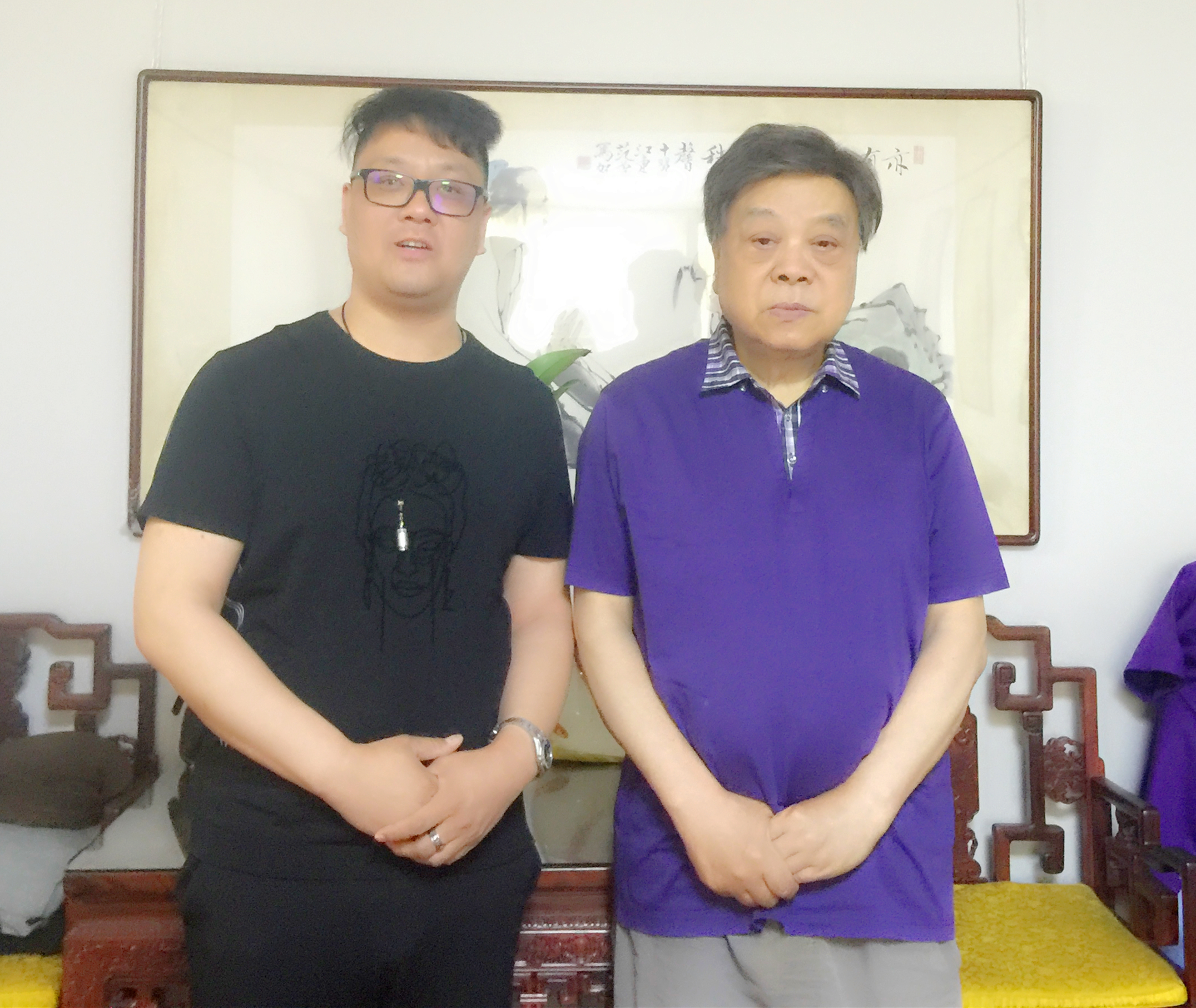  p>圆光蔚 i>(本名袁晓东) /i>,新商业万能布局学创新研究者,海畔商