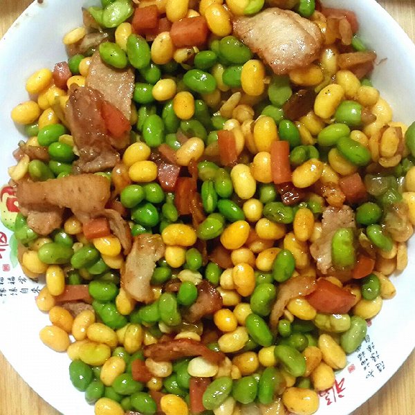  p>肉炒双豆是一道美食,由瘦猪肉,水泡黄豆,豌豆等原料制作而成. /p>