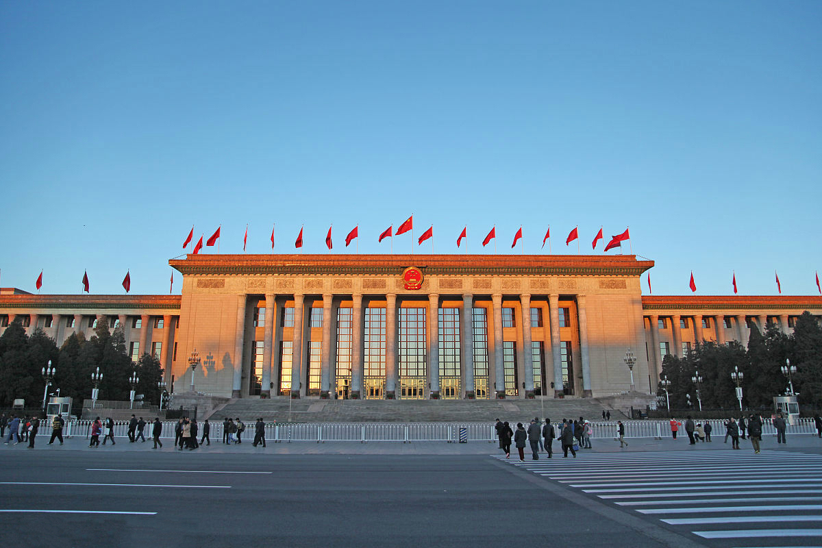 p>人民大会堂位于中国北京市天安门广场西侧,西长安街南侧.