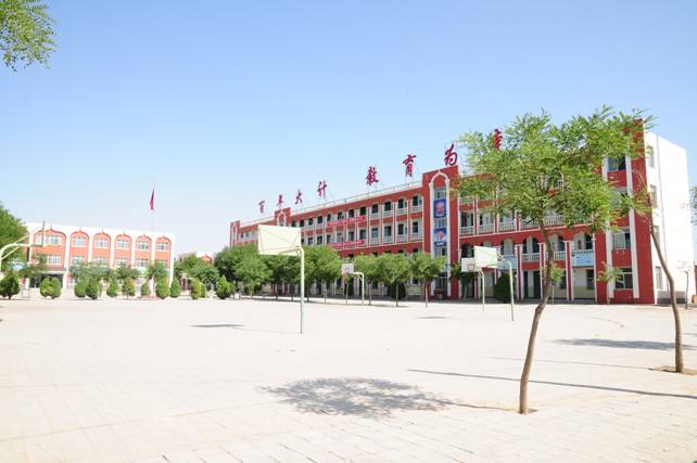  p>吴忠市板桥中学位于市区西南伊斯兰教哲赫林耶宗教圣地——"板桥道