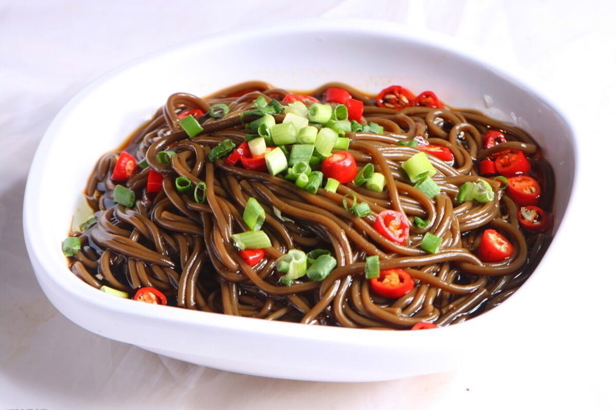  p>凉拌蕨根粉是一道家常凉菜,主要制作原料为蕨根粉, a href="#"