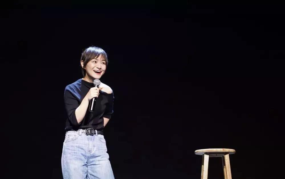 专访“脱口秀一姐”思文：幽默是眼镜，也是盾牌_百科TA说