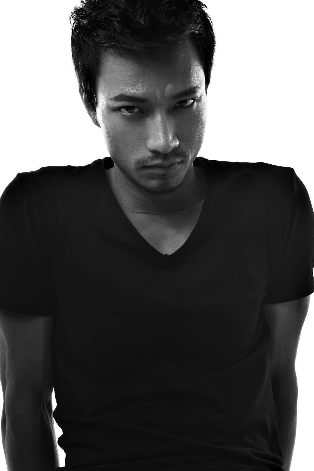  p>江明洋,原名江洋,4月11日出生于湖北省武汉市,中国内地男演员.