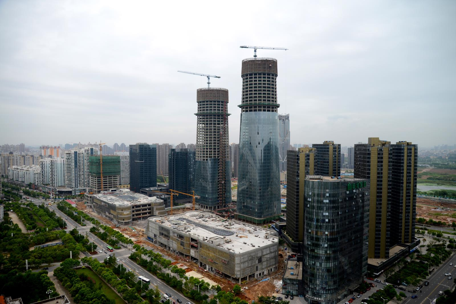 由两幢303米的超高层组成,截止2014年,为南昌第一高楼,总建筑面积43
