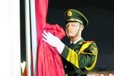 现任武警北京总队天安门国旗护卫队国旗班班长,武警北京总队天安门