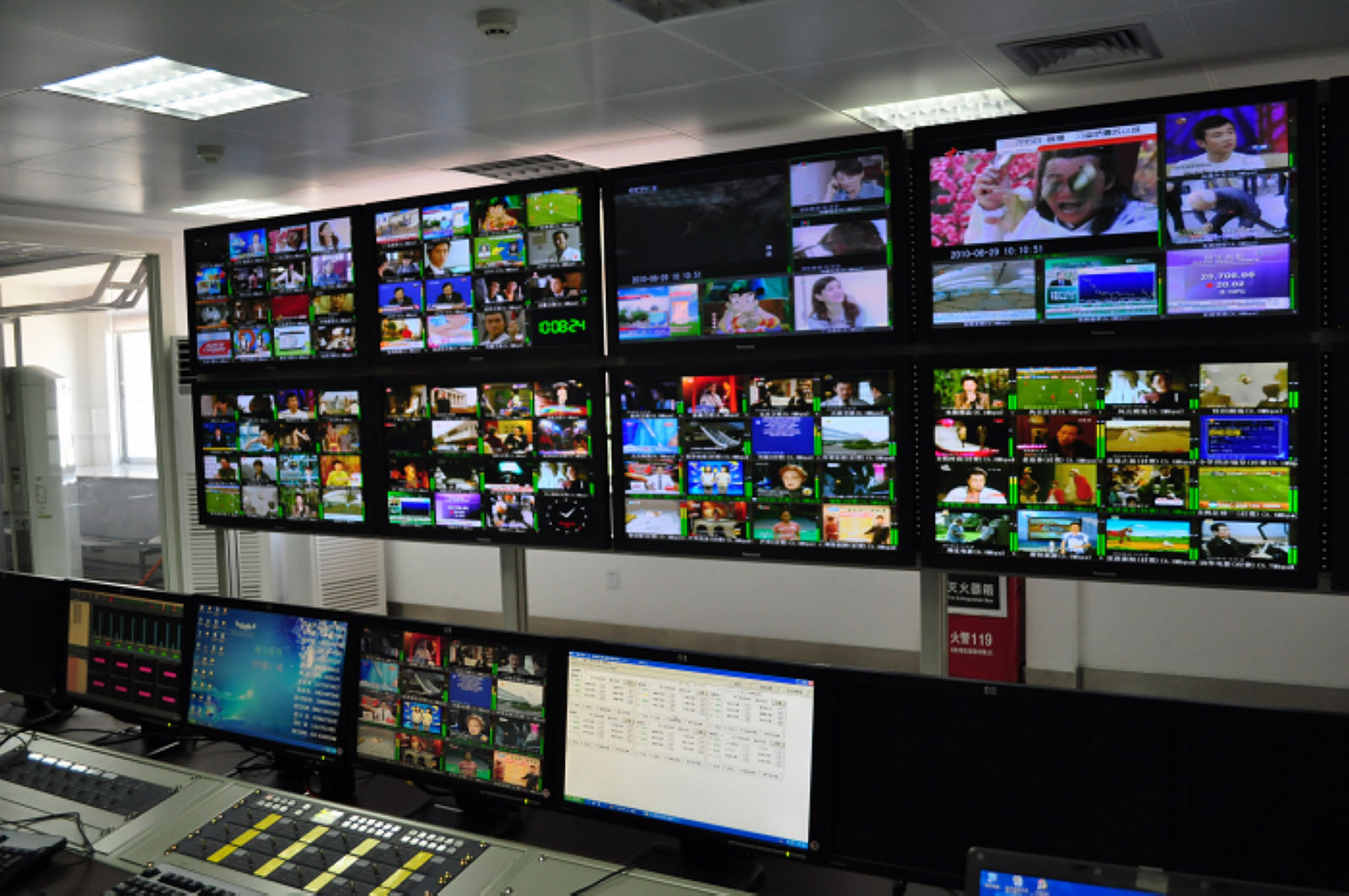  p>电视节目播出是指按照节目播出运行表的顺序,依次将各电视节目信号