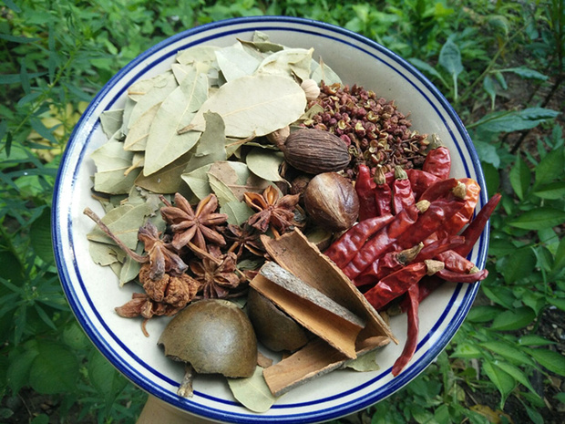  p>卤药是人们做卤菜时,所用的中药香料总称,通常是由多种天然香辛料