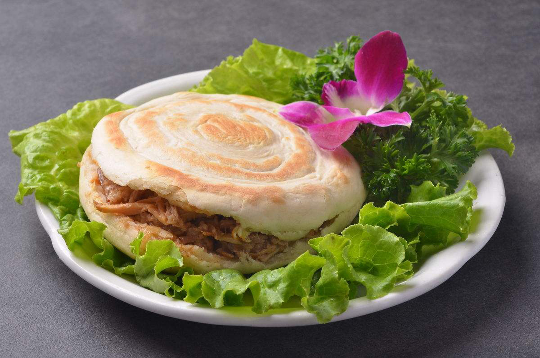  p>腊汁肉夹馍是陕西省的地方特色小吃之一.