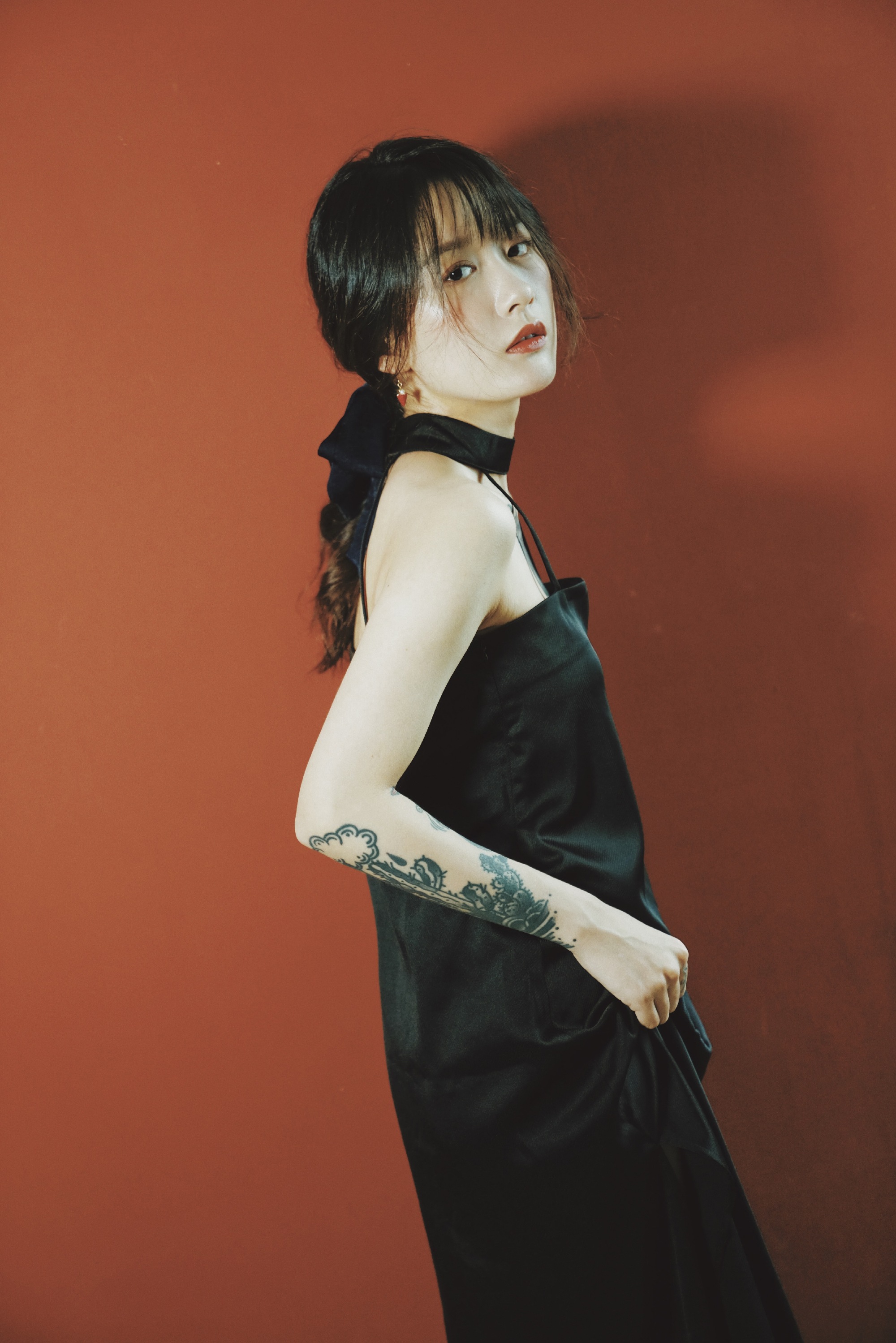 id="shl9nfgb4twk">木秦,本名雷曜榛,出生于南京,中国内地说唱女歌 