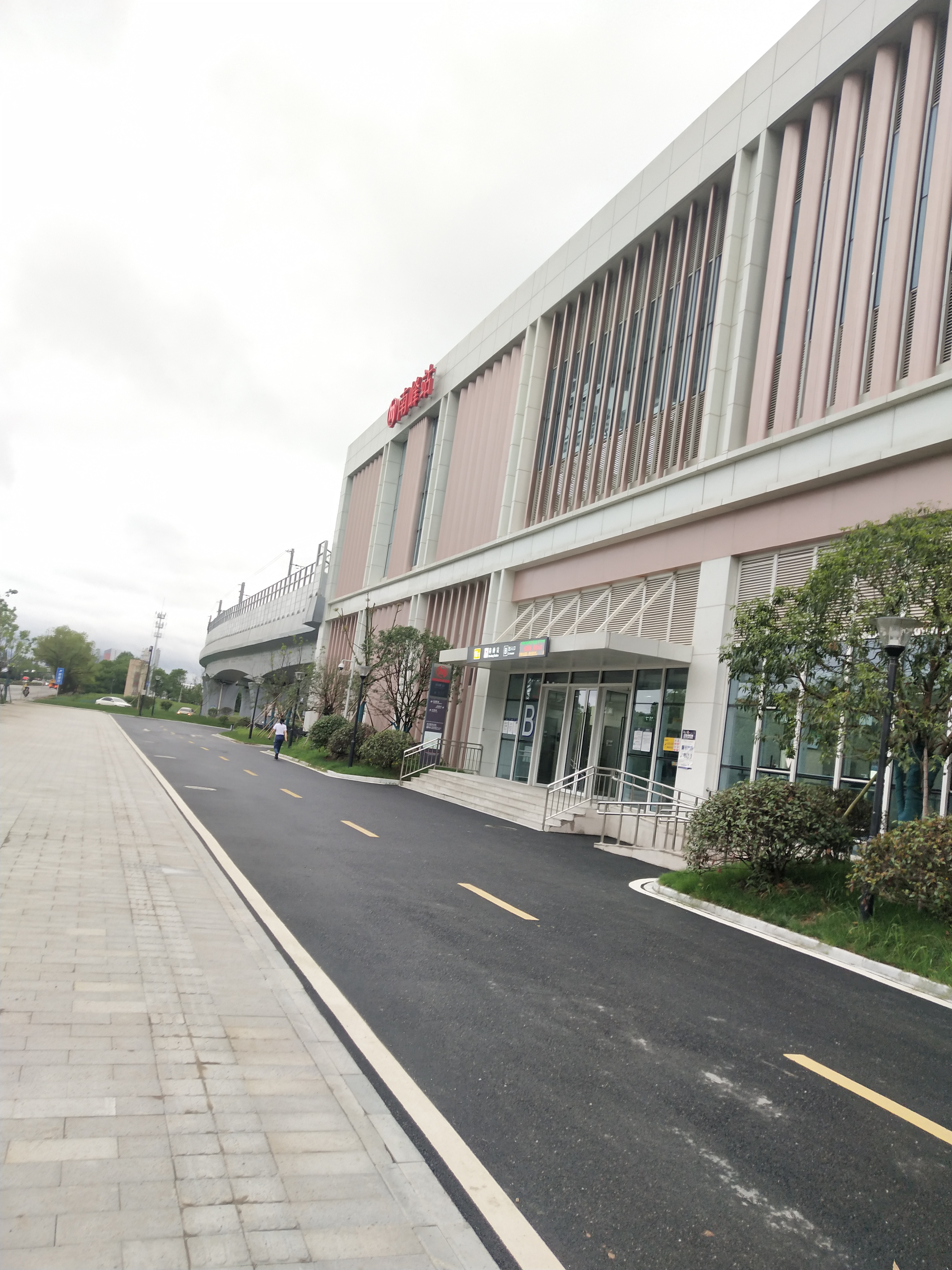  p>南峰村,是浙江省杭州市余杭区中泰街道下辖村. /p>