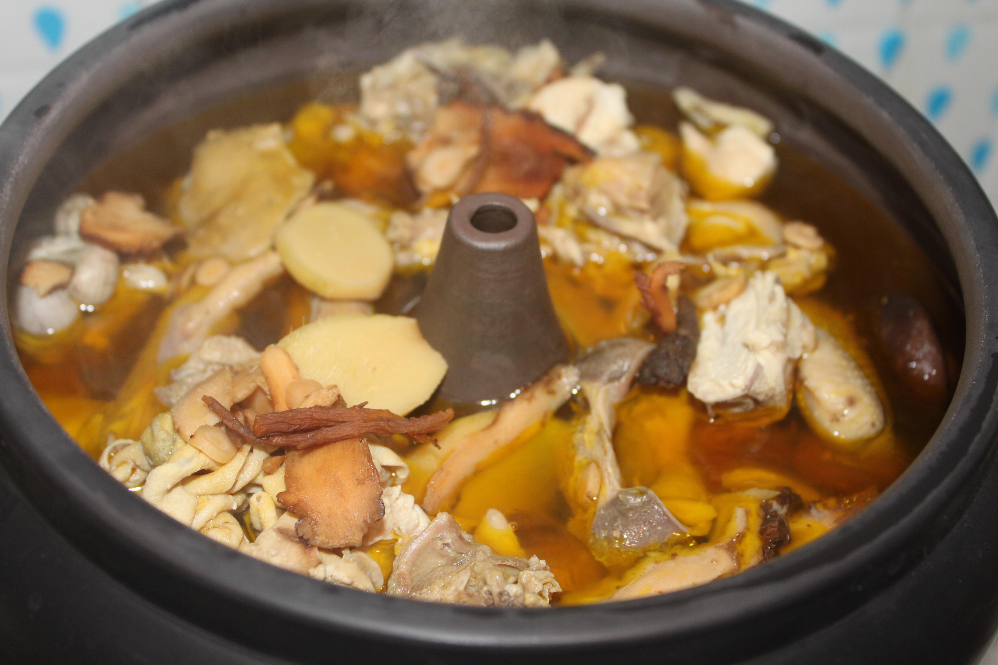 id="gnwijlnnvl">黄芪汽锅鸡是以黄芪片,子母鸡为主要食材制作的菜 