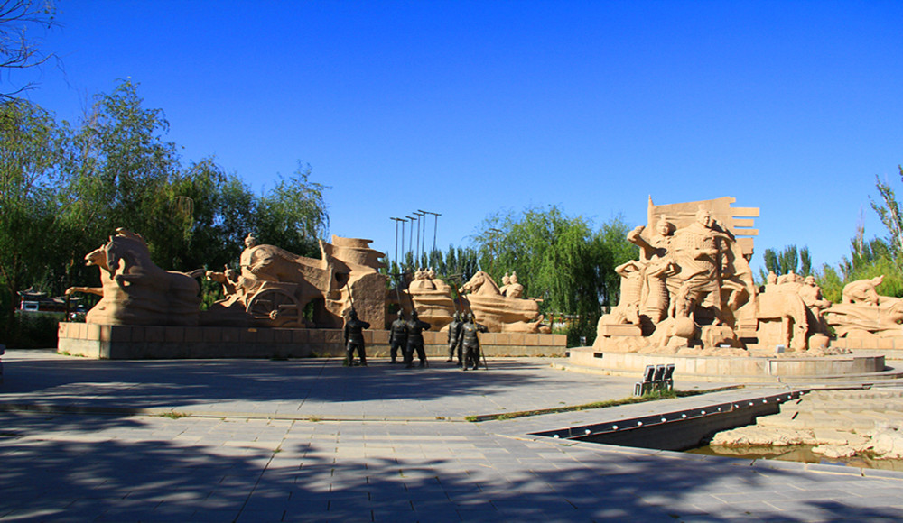 到酒泉旅游,知名的景点是泉湖公园,位于酒泉市区的东门外公园内有一口