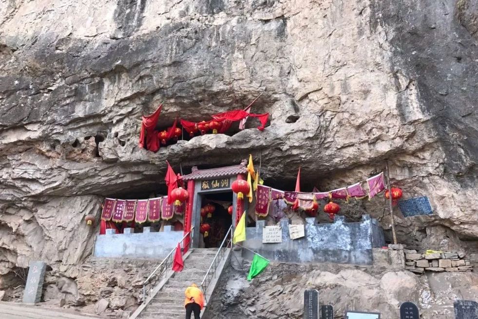  p data-id="gn2m9bgzfb">狐仙洞,位于河北省迁西县城东北25公里处的