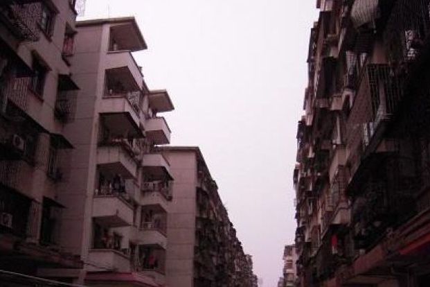  p>花城路培英街位于广州市花都旧区,由无开发商建成,共计房屋288户
