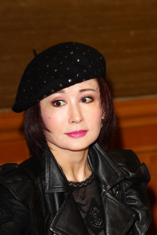  p>潘迎紫(angela),1949年6月5日出生于江苏省苏州市,华语影视女演员.