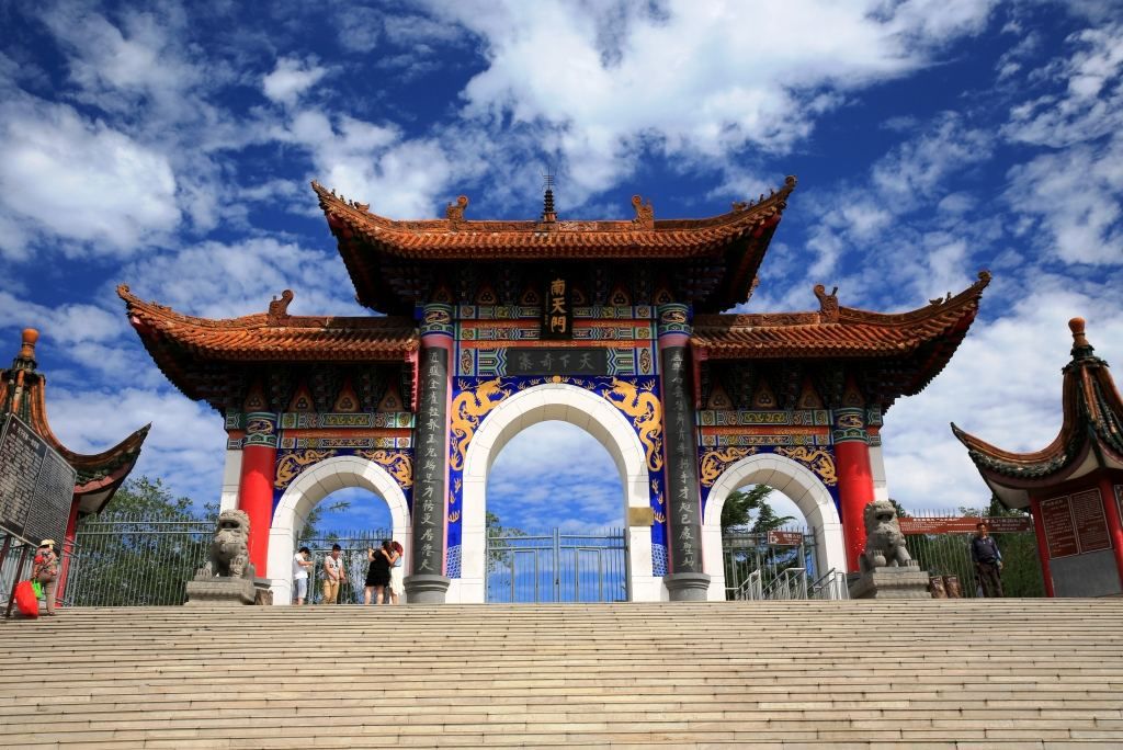 石家庄抱犊寨景区的南天门,是全国最大的