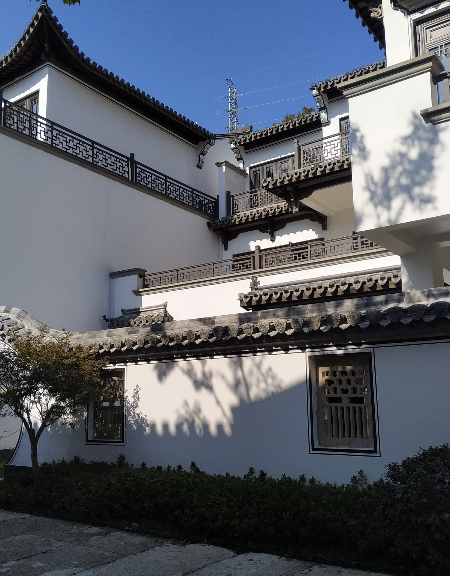 龙景雷迪森庄园,位于浙江省金华市东阳市马宅镇王潭村(诸永高速横店