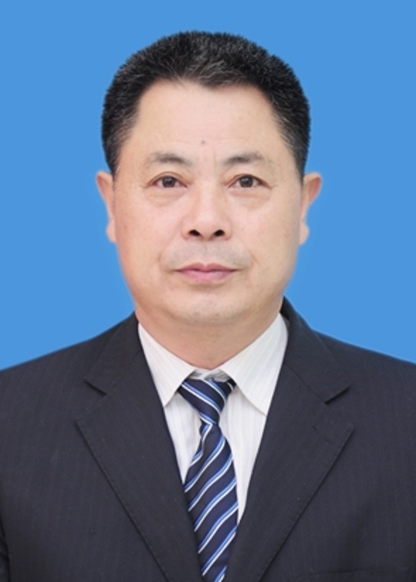  p>何欣华,男,汉族,陕西彬县人,1962年9月出生,大学文化程度,高级会计