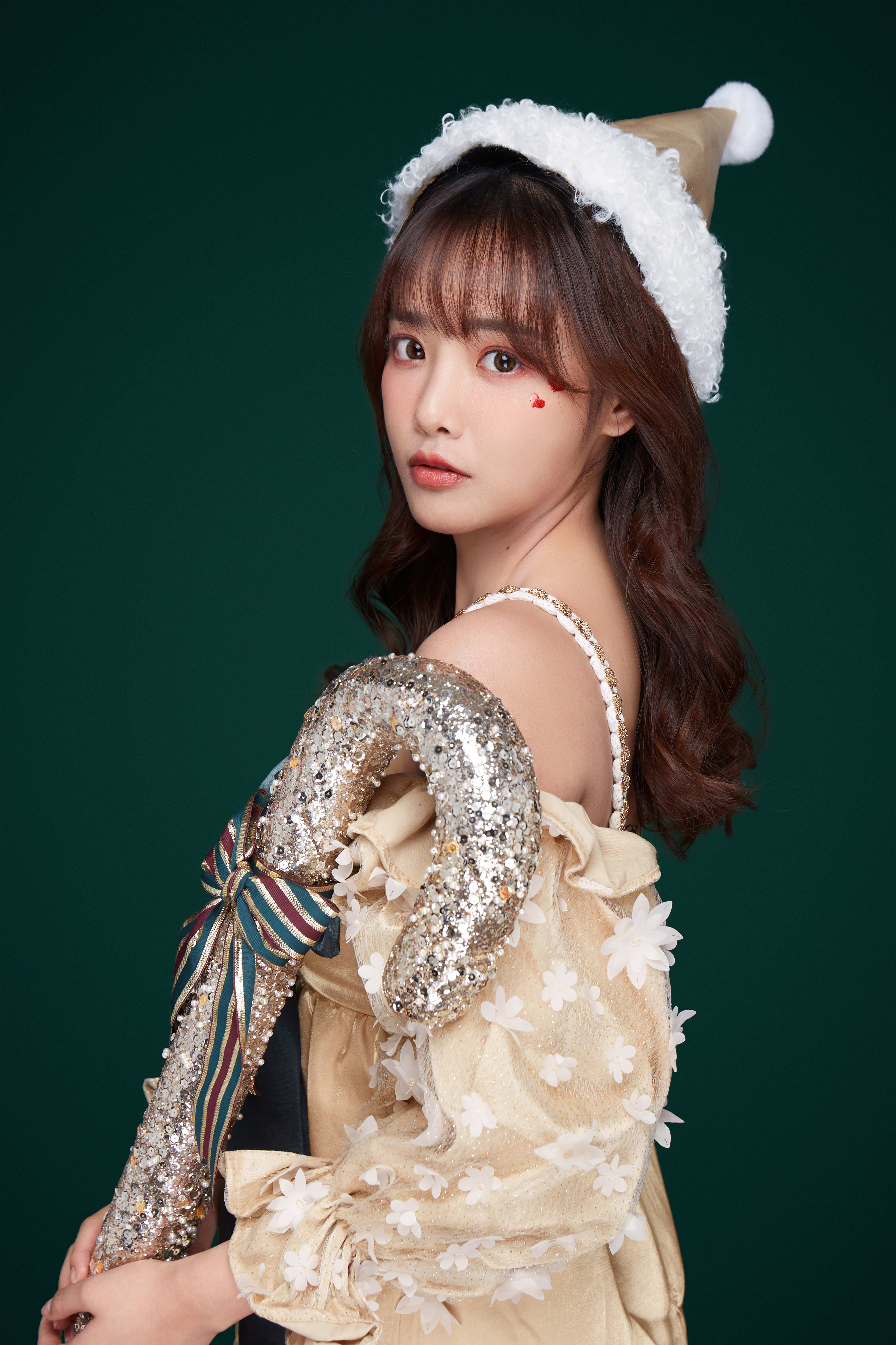  p>朱容君 sup class="normal">  /sup>,别名兔子牙,歌手,演员.