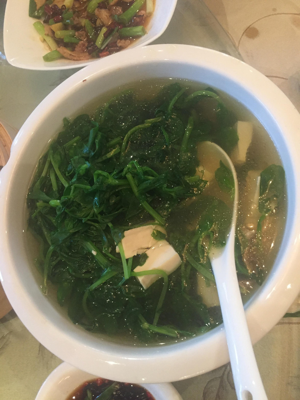  p>豌豆尖蘑菇豆腐汤是一道菜品,主料为豌豆尖,豆腐, a href="#" data