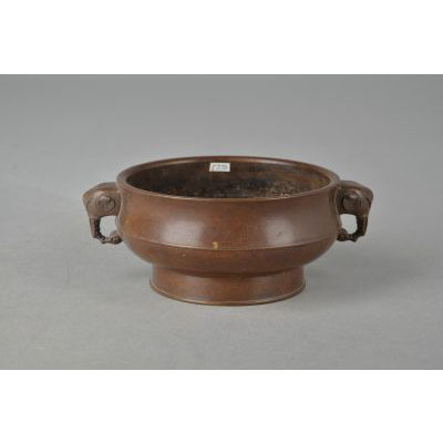  p>清象耳铜炉是一件清代文物,现收藏于南京博物院.