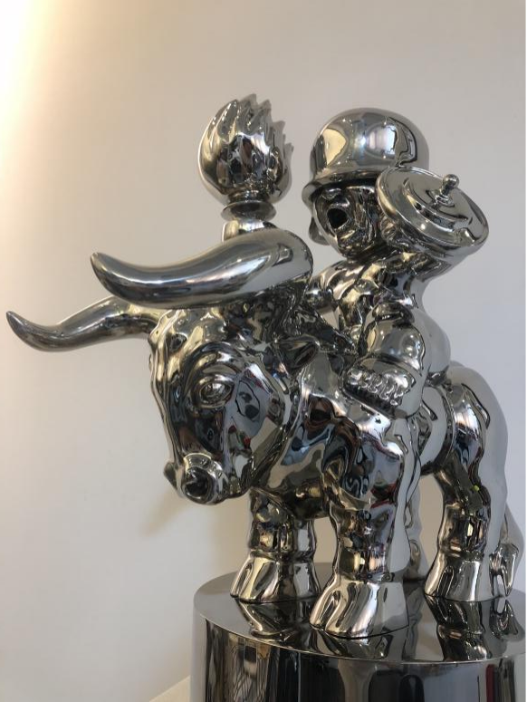 《牛气冲天--光明牛》作品体现了现代工业的技术的高端与科技感