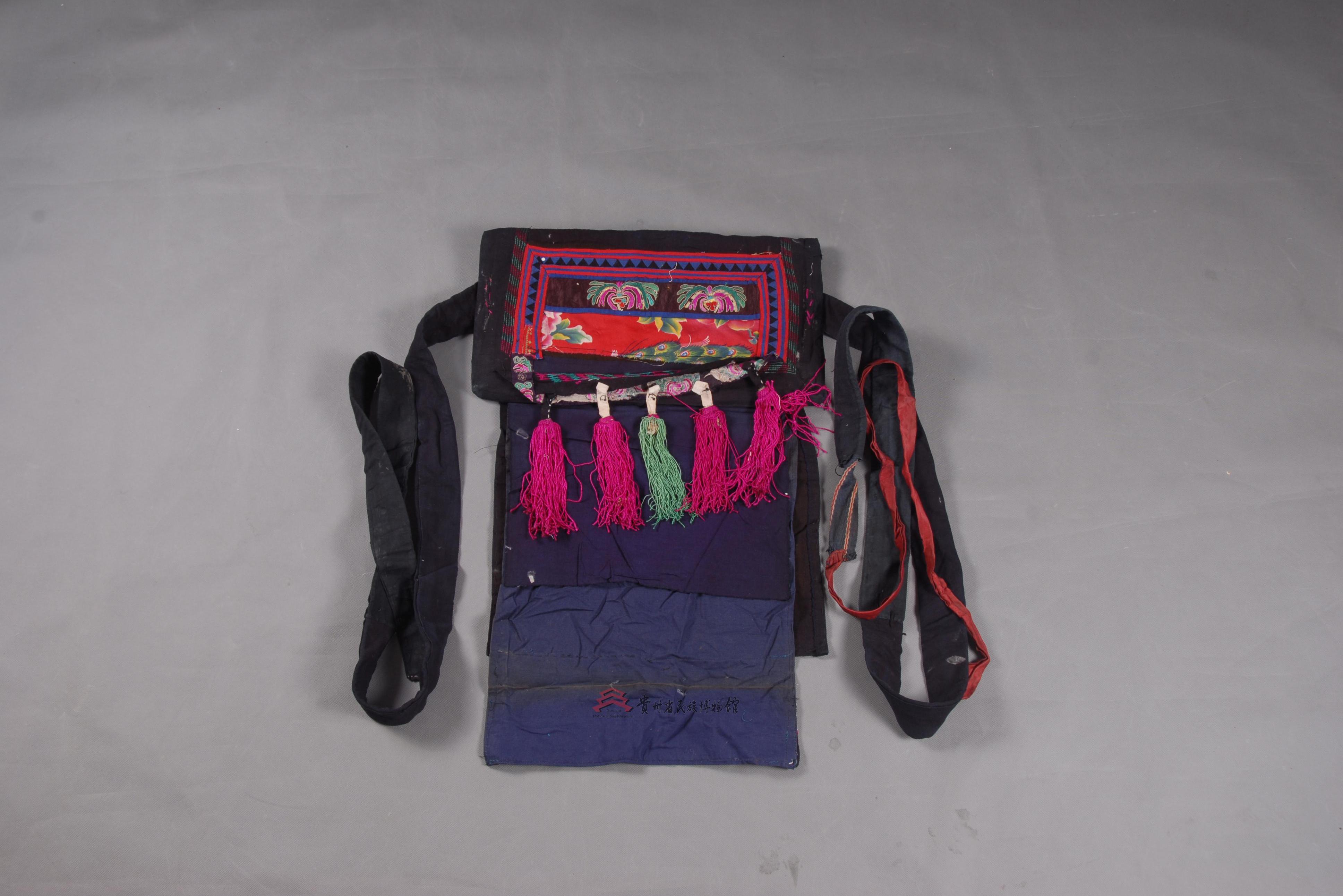 当代惠水苗族平绣花鸟纹流苏背带