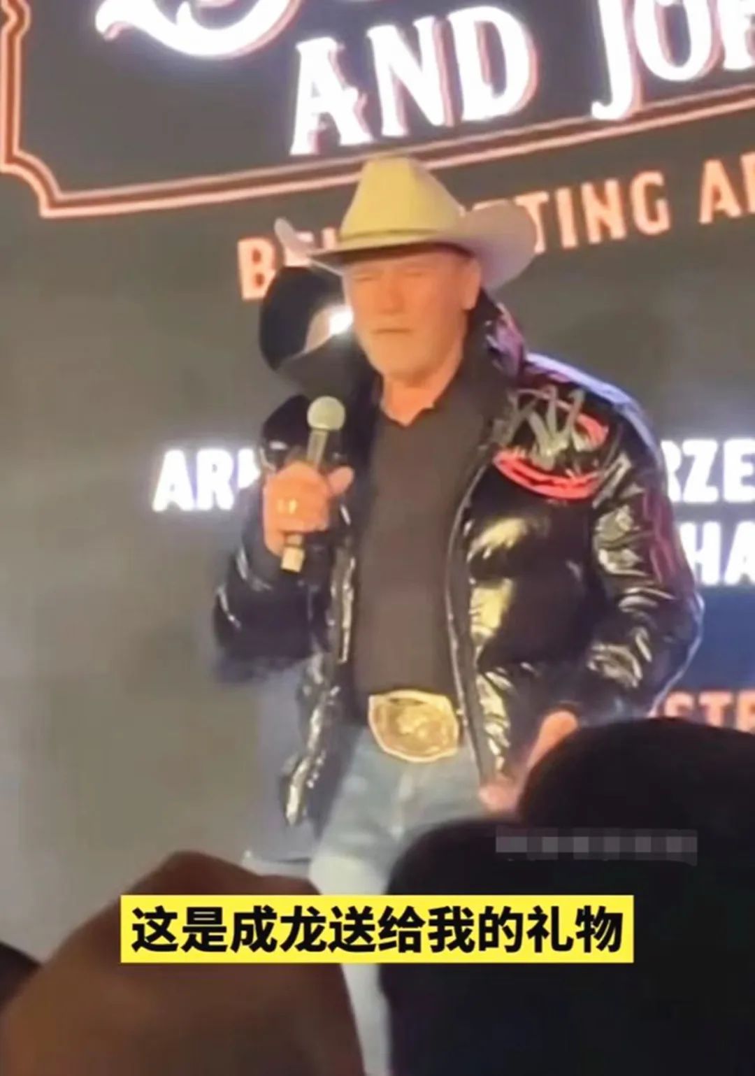 600万！施瓦辛格拍卖成龙羽绒服，周杰伦刘亦菲也有成龙定制_百科TA说