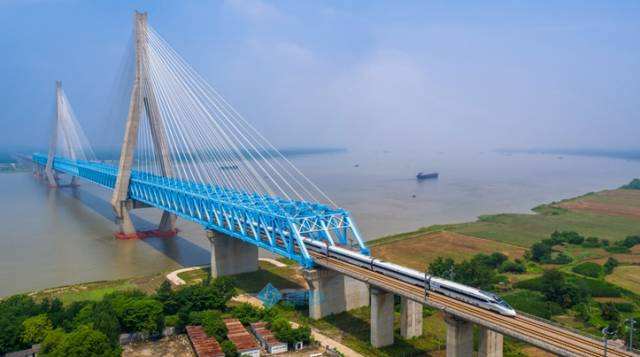  p>安庆长江铁路大桥(anqing yangtze river railway bridge),是中国