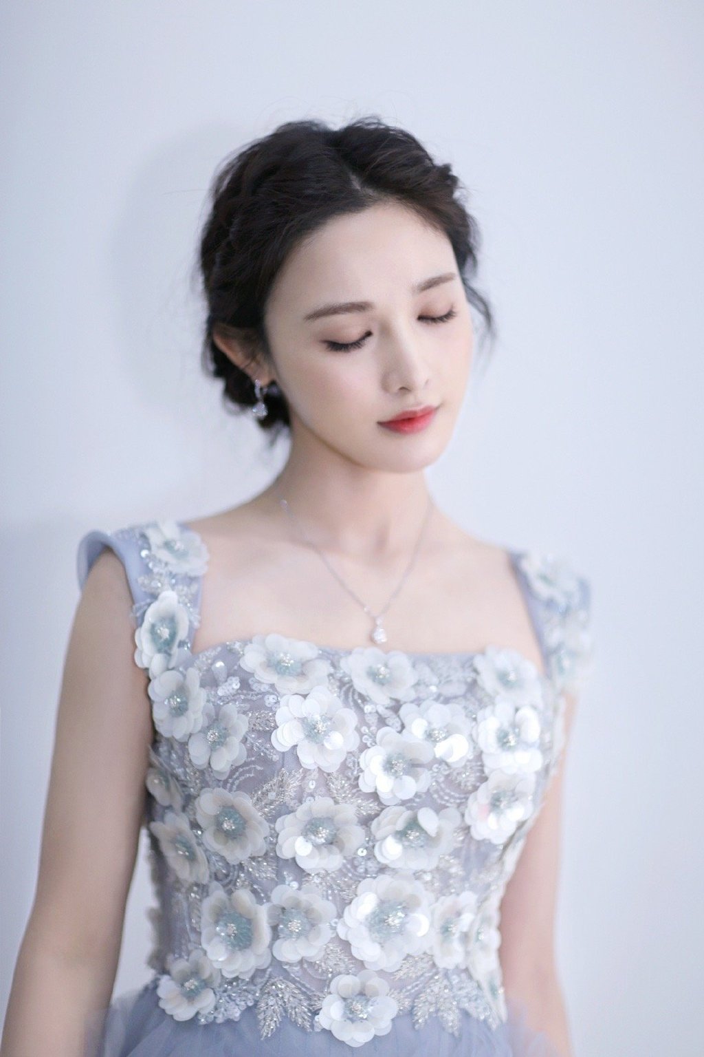 nkj">彭小苒,1990年12月3日出生于中国北京,毕业于中国传媒大学播音系