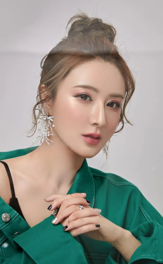 淘宝第一主播薇娅身着超短裙，翘二郎腿会见合肥市委书记妥当吗？_百科TA说