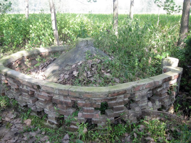  p>墓地南北向,方形,墓有尖锥形封土,有约4 平方米的砖砌矮墙将其围绕