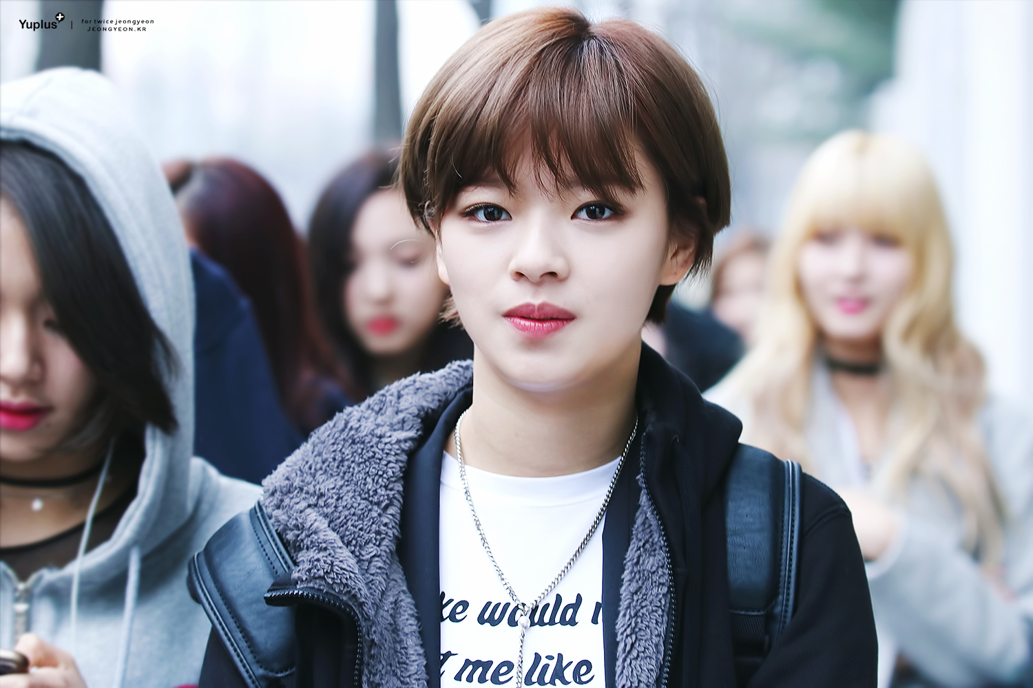  p>俞定延,1996年11月1日出生于韩国水原市,韩国女歌手,女子演唱组合 