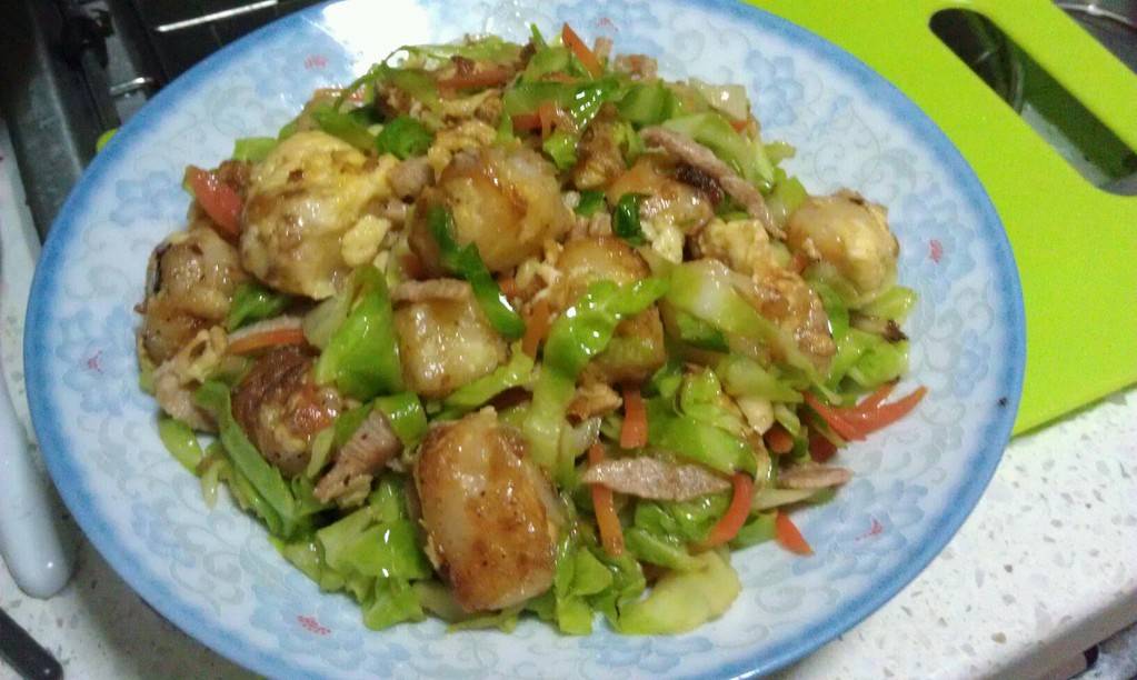  p>炒麻糍是临海人酷爱的一道小吃,许多父辈人把吃热乎乎的炒麻糍当作