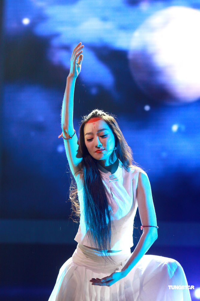  p>萨顶顶(sa dingding),原名周鹏,出生于河南省平顶山市,中国内地