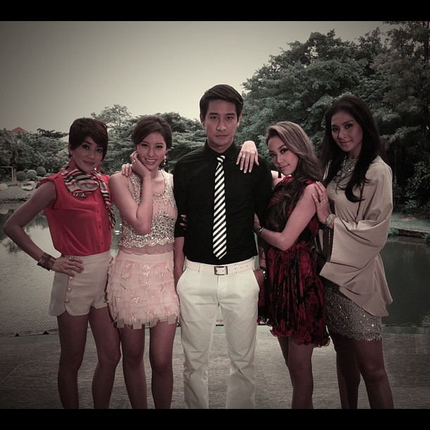 泰剧《悲恋花》讲述了一个拥有悲伤的眼睛,金子般的心灵的小女孩的