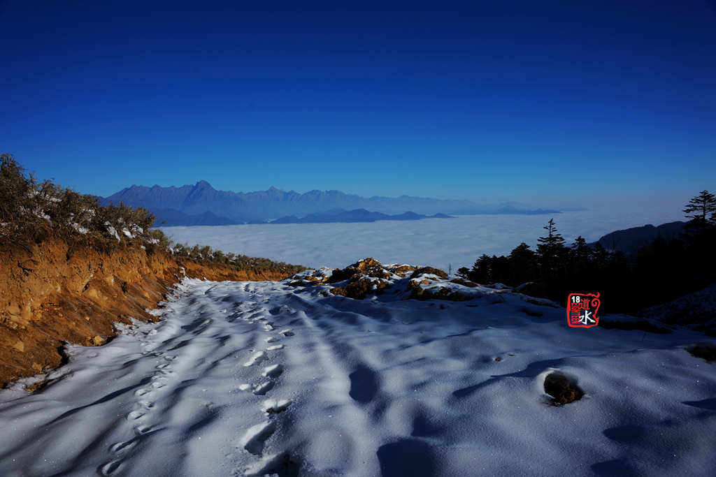 光头山,位于四川省雅安市天全县两路乡境内
