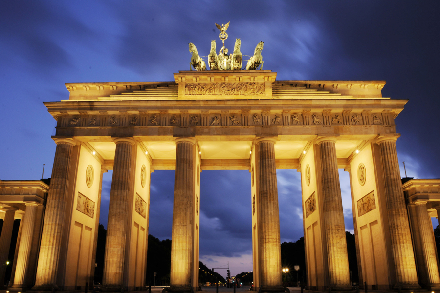  p>勃兰登堡门(德语:brandenburger tor;英语:brandenburg gate),位于