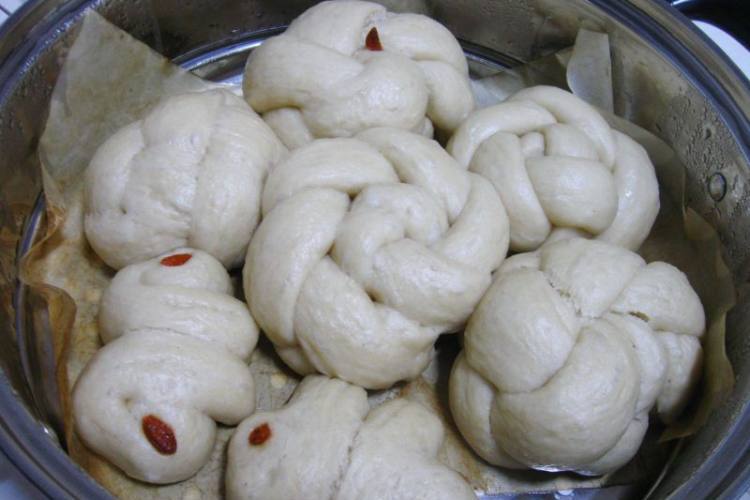  p>奶香莜面花馒头是一道美食,制作原料主要有白面,莜面,糖,酵母,牛奶