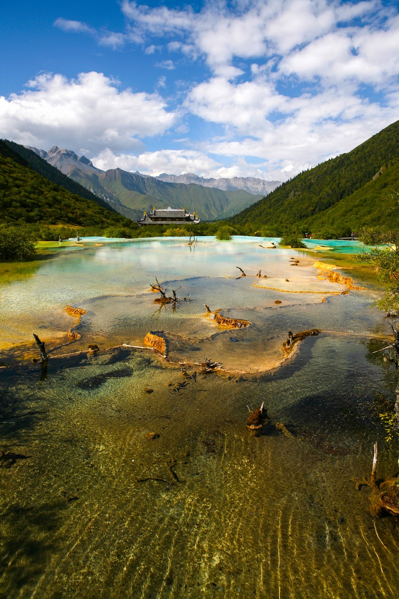 四川九寨沟黄龙景区是一处充满了自然魅力的特色风景区,大家在这里