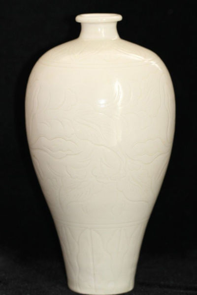 宋定窑白釉刻花梅瓶