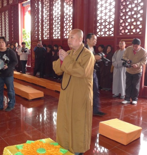 是由著名的佛教道场——长春百国兴隆寺的当家师主持修建的