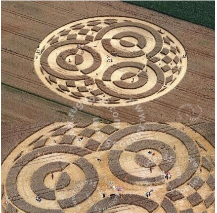  p>麦田怪圈( i>crop circle /i>),是指在麦田或其它田地上,通过某种