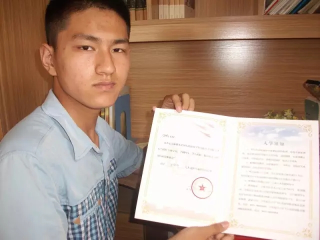  p>漯河市第五高级中学创建于 1993 年,位于漯河市区风景秀丽的沙澧河