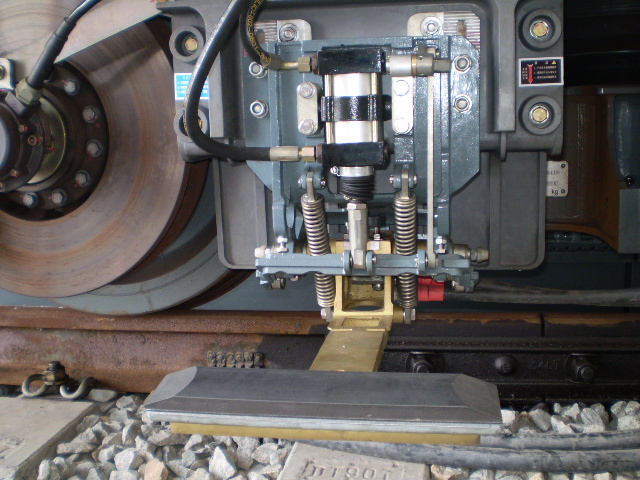  p>集电靴,又称取流靴,是指 a target="_blank" href="/item/地下铁道