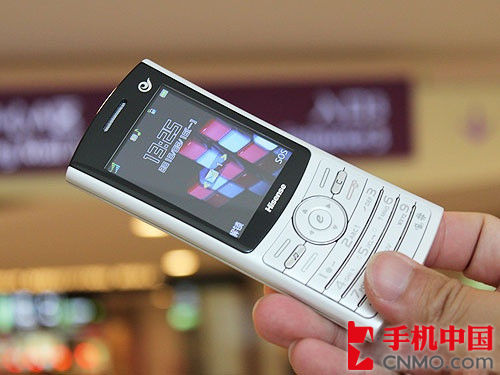 海信e300是一款外型非常简约,时尚的手机,它定位的主要人群是初级的3g