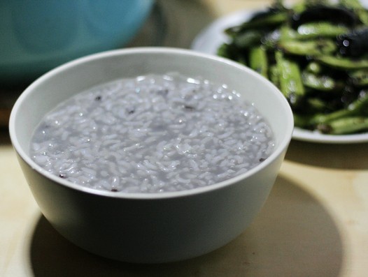 灰粥,以大米,黑米为主料的粥品.