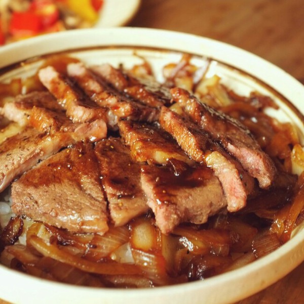  p>日式酱油牛排盖饭是一道美食,主要原料是牛排. /p>