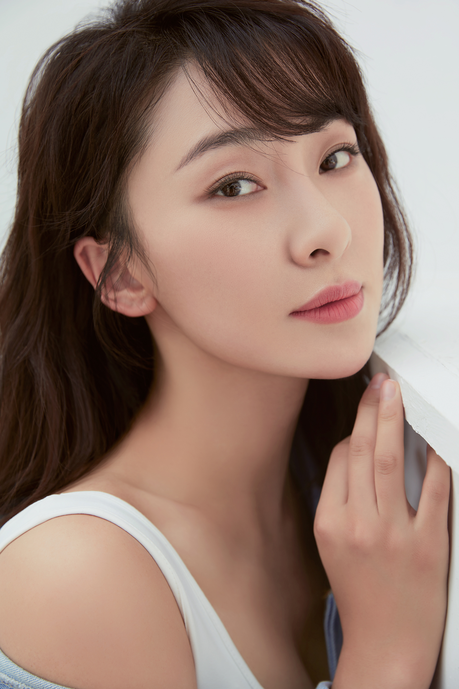 出生于云南昆明,毕业于澳大利亚国家戏剧学院表演本科,中国内地女演员