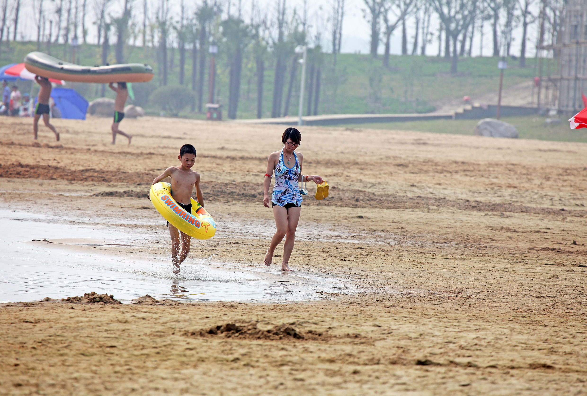  p>金沙湖淡水沙滩浴场位于江苏省盐城市阜宁县城南新区,金沙湖原是